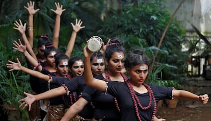 Estudiantes vestidas de la diosa hindú Shiva en Bombai, India.