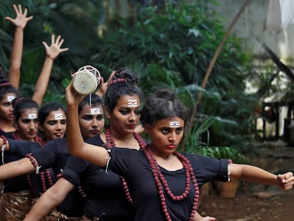 Estudiantes vestidas de la diosa hindú Shiva en Bombai, India.