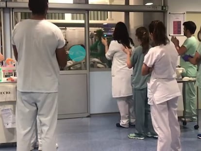 Sanitarios aplauden en la UCI del hospital Costa del Sol de Málaga a la primera paciente de coronavirus extubada.