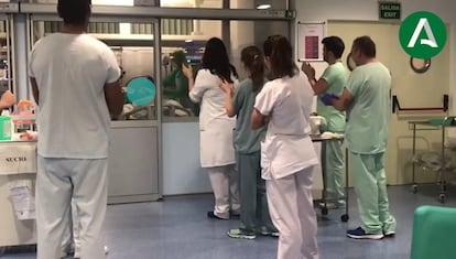 Sanitarios aplauden en la UCI del hospital Costa del Sol de Málaga a la primera paciente de coronavirus extubada.