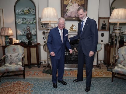 Carlos III y Felipe VI en Clarence House, Londres, este lunes.
