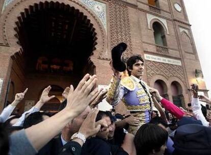 El diestro Sebastián Castella sale a hombros por la puerta grande tras una actuación pletórica, ayer, en Las Ventas.