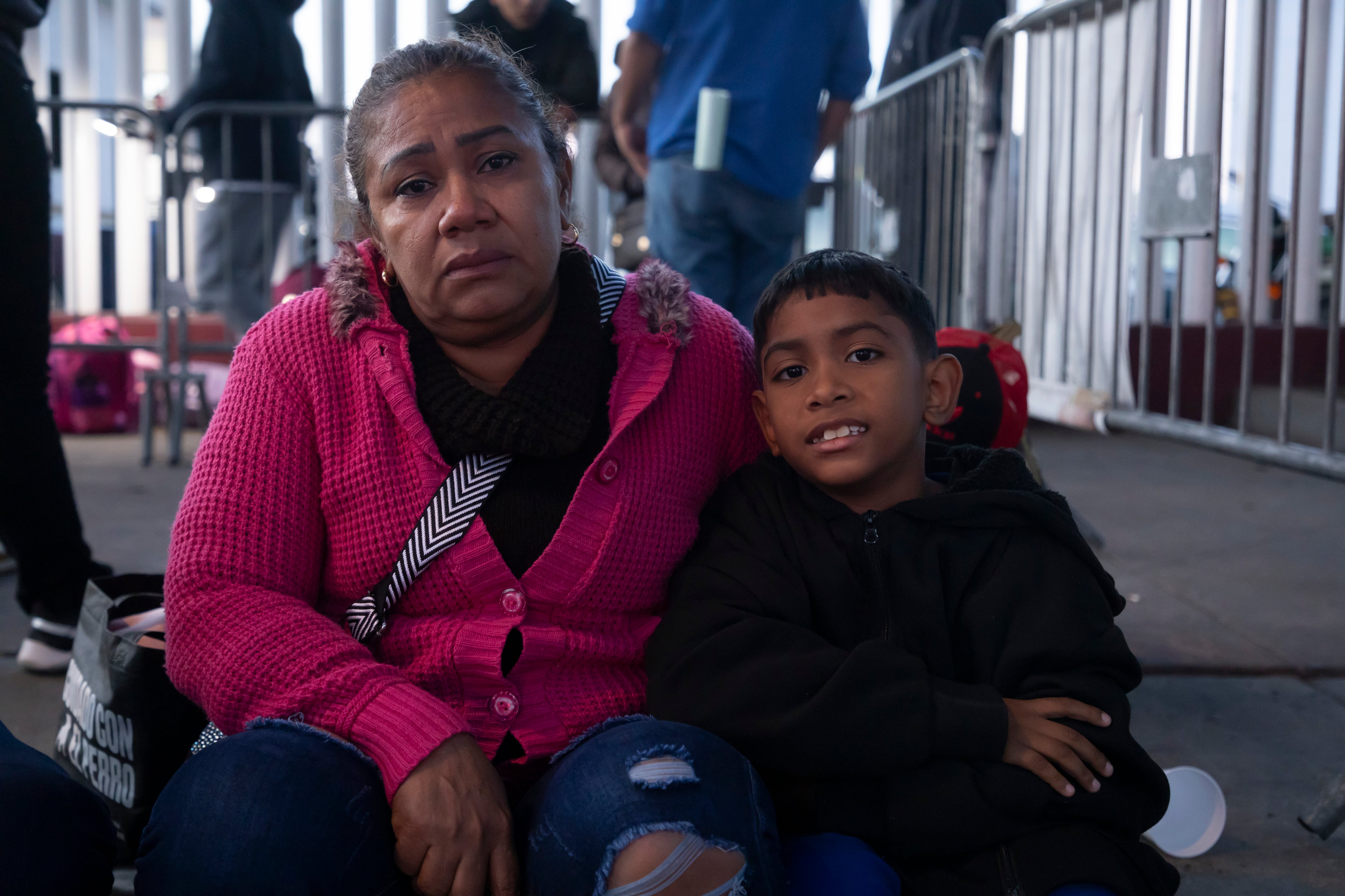 Zoila Romero, de 51 años, migrante venezolana, espera con su familia afuera de la garita de Tijuana.