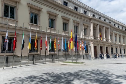 Banderas a media asta en el Senado por la muerte del Papa Francisco. 