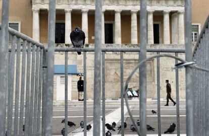 Unas verjas ante el edificio del Parlamento griego.