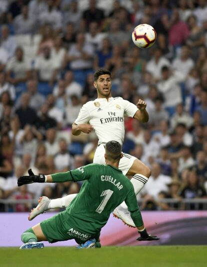 Marco Asensio, dispara a puerta ante el guardameta del Leganés, Iván Cuéllar.