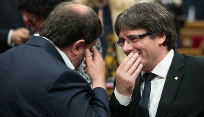 Puigdemont y Junqueras charlan este martes en el Parlament de Catalu&ntilde;a.