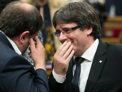 Puigdemont y Junqueras charlan este martes en el Parlament de Catalu&ntilde;a.