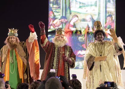 Los Reyes Magos saludan en la cabalgata de Madrid de 2015.