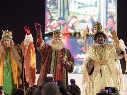Los Reyes Magos saludan en la cabalgata de Madrid de 2015.