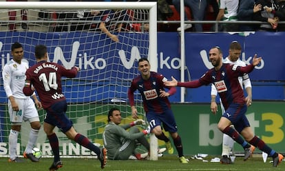 Iván Ramis, celebra junto a sus compañeros el primer gol del Eibar.