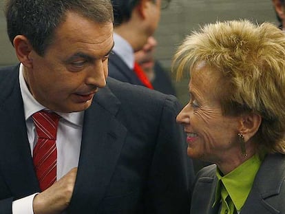 Zapatero conversa con la vicepresidenta De la Vega tras su comparecencia en La Moncloa.