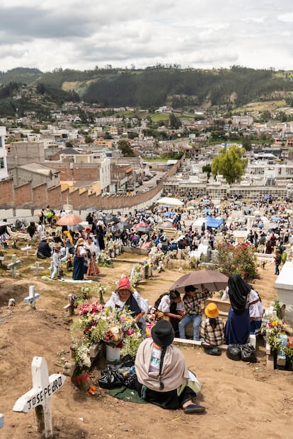 En Ecuador, los familiares llevan a las tumbas los platos preferidos de los muertos.