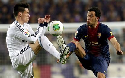 Callejón lucha el balón con Sergio Busquets.