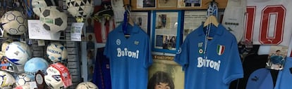 El pequeño museo de Maradona en el sótano de la casa de Massimo Vignati.