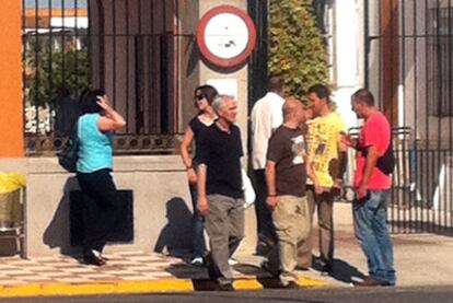 Familiares y policías, en el cementerio de La Línea donde se realizaron las exhumaciones.