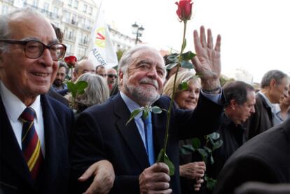 El candidato presidencial socialista, Manuel Alegre, saluda a sus seguidores en Lisboa.