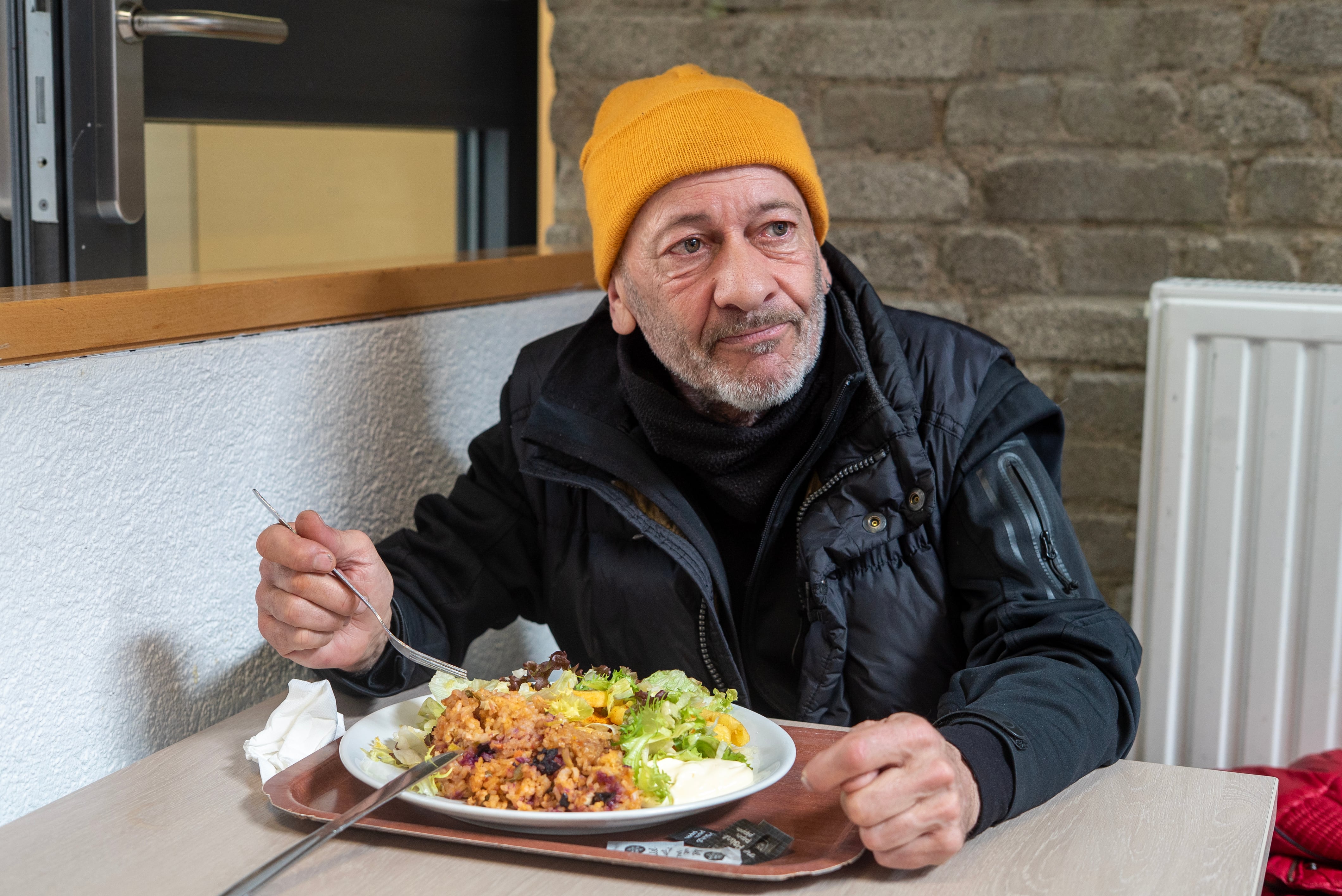 Ángel Batum, encofrador malagueño de 55 años, el día 19 en el comedor social de La voz de la calle, en Luxemburgo.