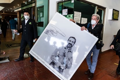 El fotógrafo mexicano Rogelio Cuéllar  arriba la funeraria durante el sepelio de Vicente Rojo el día 18 de marzo de 2021. 
