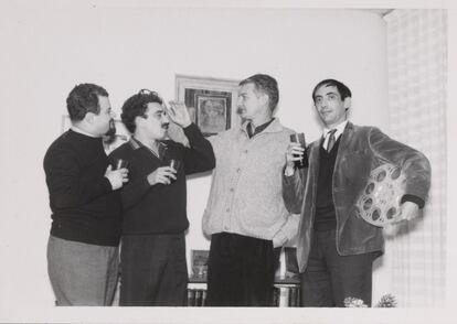 El cine fue una influencia de por vida en la imaginación literaria de García Márquez. Escribió sobre películas mientras trabajaba como periodista en Cartagena, Barranquilla y Bogotá en la década de 1940. En la foto con un grupo de Barranquilla, García Márquez es el segundo por la izquierda.

