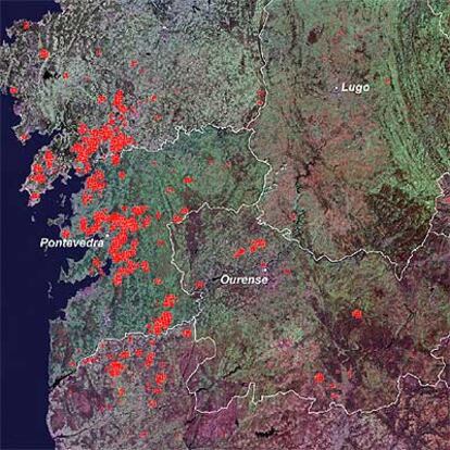 Los incendios, destacados sobre una foto de satélite tomada ayer.