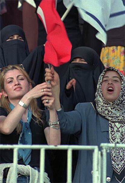 Mujeres turcas celebran en el estadio Inonu de Estambul un aniversario de la conquista de la ciudad por los otomanos.