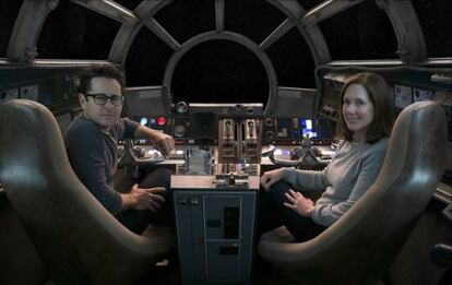 O diretor J. J. Abrams e a produtora Kathleen Kennedy, a bordo do Halcón Milenario.