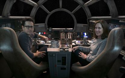 El director J. J. Abrams y la productora Kathleen Kennedy, a bordo del Halcón Milenario.