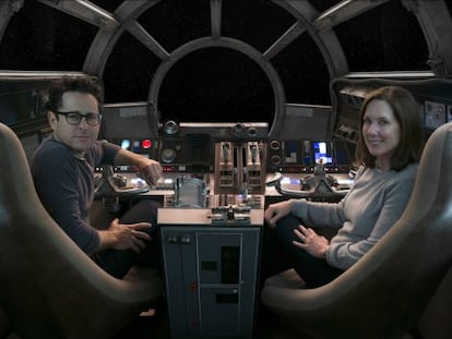 O diretor J. J. Abrams e a produtora Kathleen Kennedy, a bordo do Halcón Milenario.