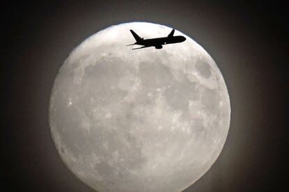 Un avió comercial s'aproxima a l'aeroport londinenc de Heathrow, des d'on s'ha pres la foto.