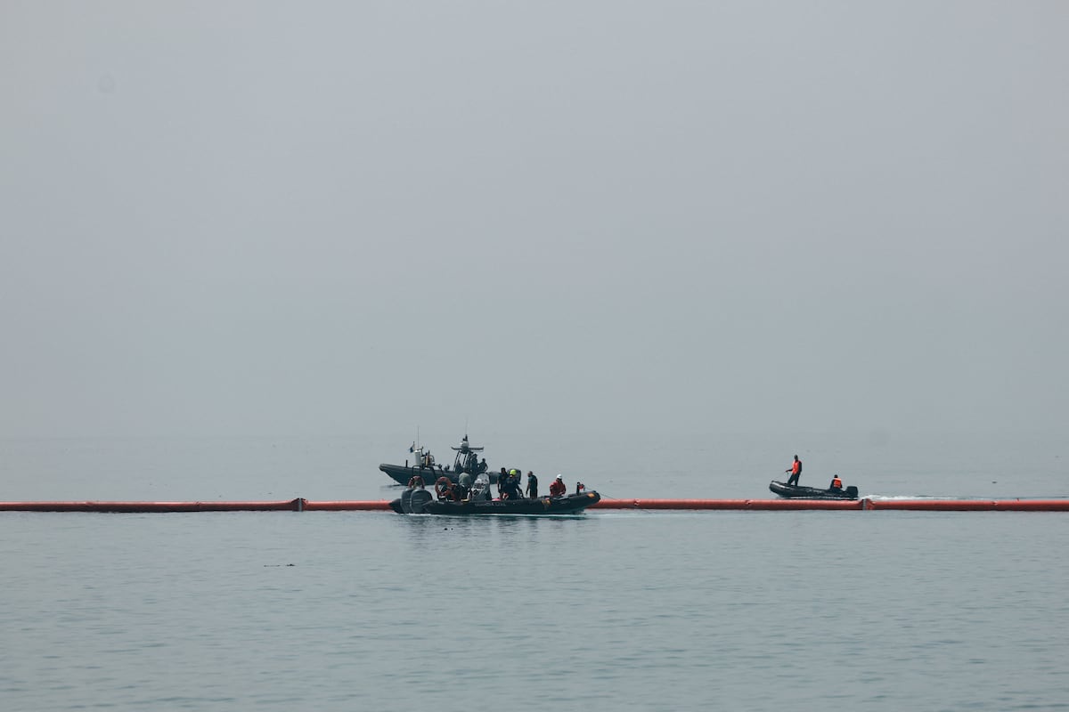 El Gobierno despliega una barrera flotante en la frontera de Ceuta para cumplir la sentencia del Supremo