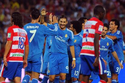 Benzema celebra su gol con Cristiano.