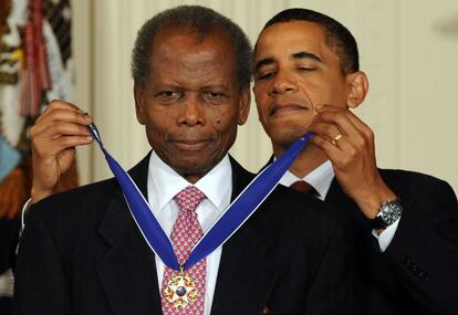 Barack Obama, entrega la Medalla Presidencial de la Libertad a Sidney Poitier durante una ceremonia en la Casa Blanca en Washington, en 2009.