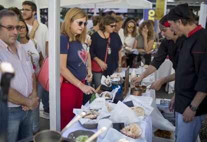 Los visitantes al evento gastronómico pudieron disfrutar de la comida en los puestos callejeros.