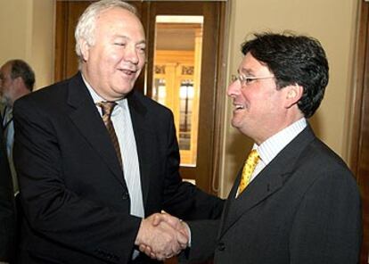 Miguel Ángel Moratinos, con el vicepresidente de Colombia, Francisco Santos, el pasado viernes en Bogotá.