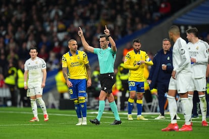 El árbitro comprueba el VAR y anula un gol durante el partido de Liga entre el Real Madrid CF y la UD Las Palmas en el Estadio Santiago Bernabéu este domingo.