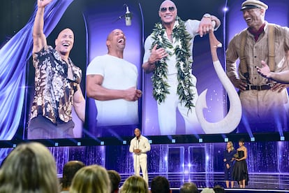 Dwayne Johnson, 'La Roca', recibe el honor de Leyenda de Disney de la mano de Emily Blunt en el Honda Center de Anaheim, el 16 de agosto de 2026.