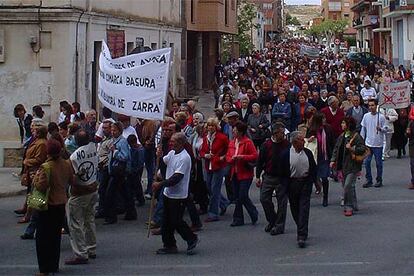 Manifestantes, ayer, por las calles de Ayora, contra el proyecto de incineradora en Zarra.