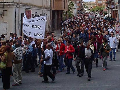 Manifestantes, ayer, por las calles de Ayora, contra el proyecto de incineradora en Zarra.