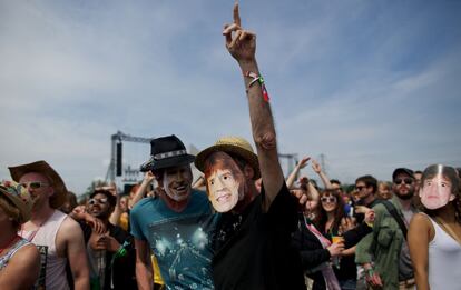 Unos asistentes con caretas de los Rolling Stones que aactuarán por primera vez en el festival de Glastonbury, 27 de junio de 2013.