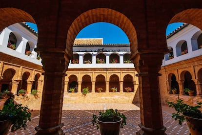 El monasterio de Santa María de la Rábida (Palos de la Frontera) custodia una imagen de la Virgen ante la cual Colón rezó momentos Moguer antes de partir hacia el Nuevo Mundo.