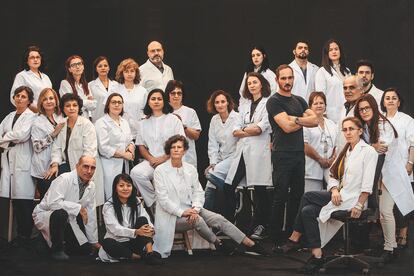 El equipo de costura, casi al completo, posa junto a Josep Font en su estudio de Madrid.