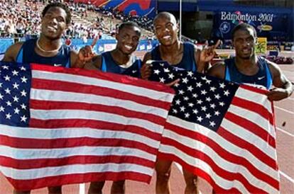 El equipo de relevos 4x100 de EE UU celebra su victoria en el estadio de la Commonwealth de Edmonton.