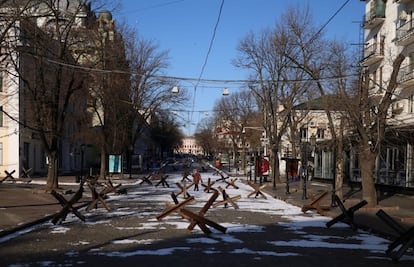 Una mujer camina entre las barreras antitanques colocadas en una calle de Odesa (sur), este sábado. Aún quedan una treintena de españoles en Ucrania, según el ministro de Asuntos Exteriores, Unión Europea y Cooperación, José Manuel Albares, que asegura que mantienen contacto diario, aunque ha descartado que puedan ser evacuados en estos momentos por motivos de seguridad.