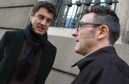 El director suizo Fernand Melgar (izquierda), que compite en la sección oficial del Festival de Cine de Gijón con el documental 'Vol spécial' sobre un centro de detención de inmigrantes en Suiza, conversa el director del certamen, José Luis Cienfuegos.