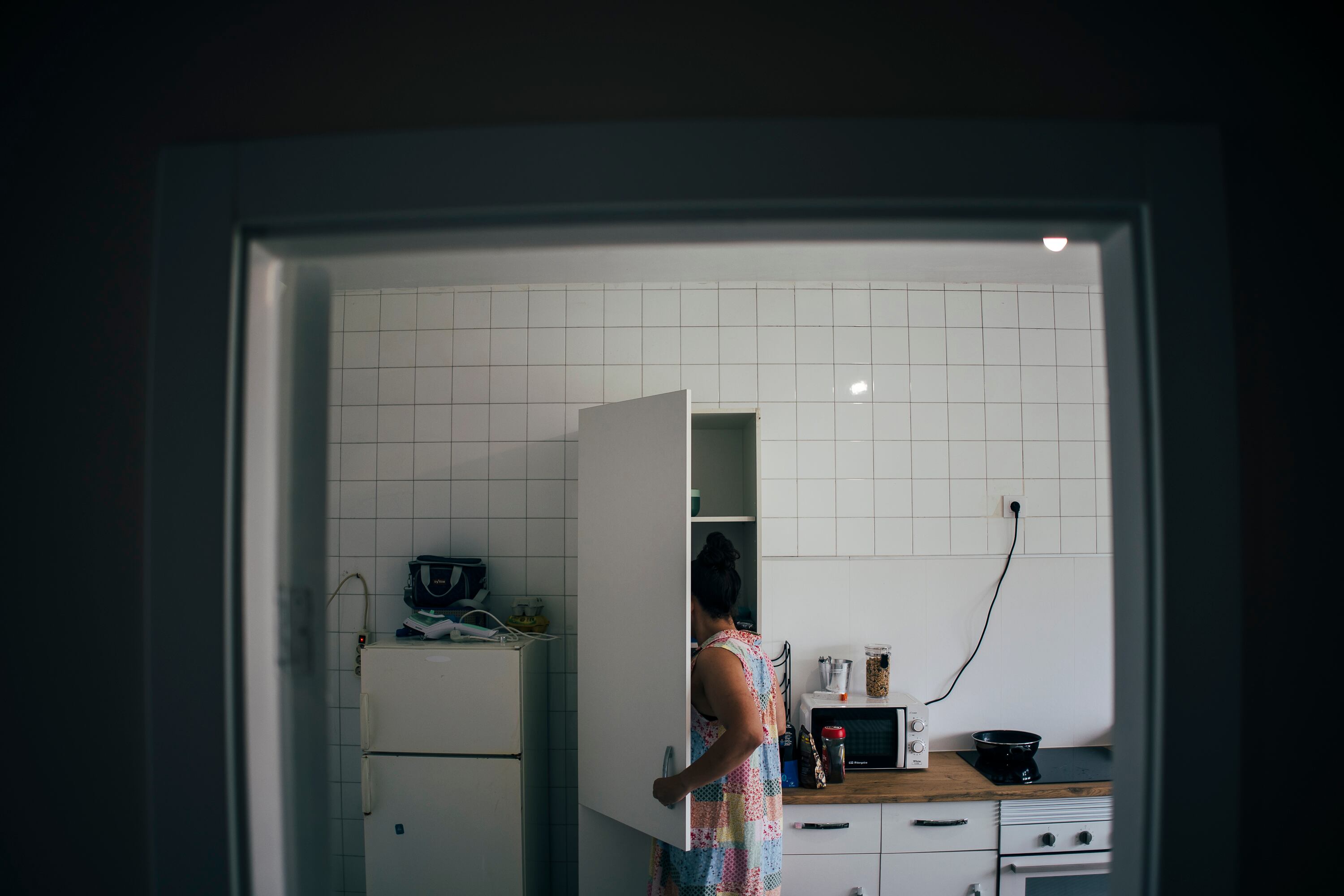 Una joven en la cocina de su piso de alquiler, en Vilanova de Arousa (Pontevedra).