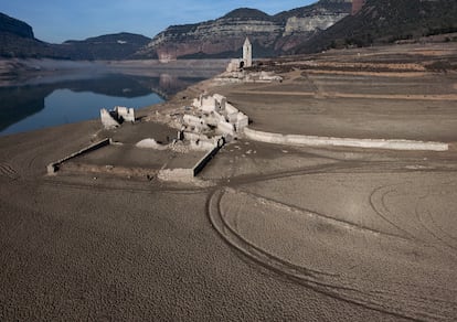 En la imagen, varias edificaciones del pantano de Sau al descubierto.

