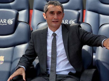  Valverde, sentado en el banquillo del Bar&ccedil;a, tras su presentaci&oacute;n.