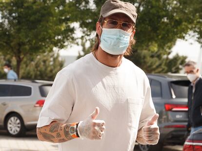 Sergio Ramos llega a Valdebebas para pasar el test de coronavirus.