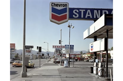 <b>Stephen Shore.</b> Beverly Boulevard con La Brea Avenue, Los Angeles, California, 1974. La serie <i>Greetings from Amarillo, Tall in Texas</i> (Saludos desde Amarillo, el orgullo de Texas), de Stephen Shore, no solo se inspiró en postales, sino que fue concebida con ese fin. Imprimió 56.000 copias en formato tarjeta y después las distribuyó a escondidas en los exhibidores de postales de gasolineras y tiendas de recuerdos de los mismos lugares donde tomó las fotos. Cuando volvió, descubrió que se habían vendido todas, aunque no al precio –miles de dólares-- que se paga hoy por ellas en las subastas de arte.